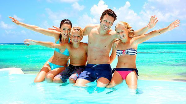 Семья отдыхает на море