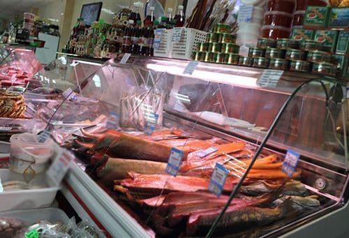 Торговый прилавок с рыбой