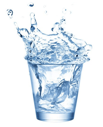 Прозрачный стакан с водой